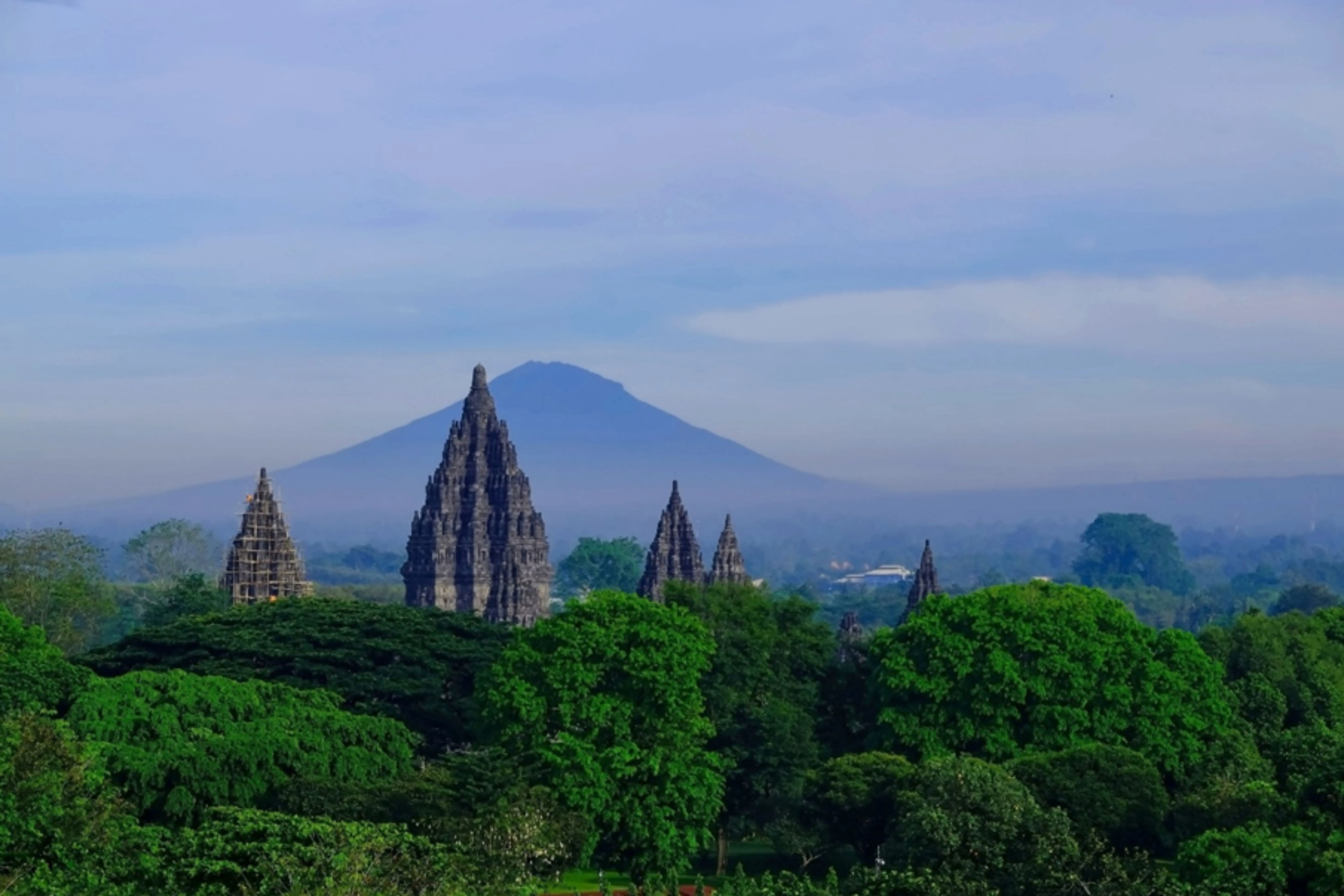 Candi Prambanan : Persembahan cinta dari Raja Rakai Pikatan untuk Trimurti atau Pembuktian cinta Bandung Bondowoso kepada Roro Jonggrang ?